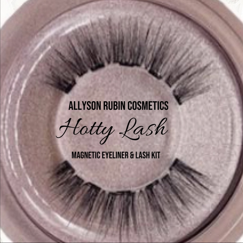 Magnetic eyelashes and eyeliner kit
